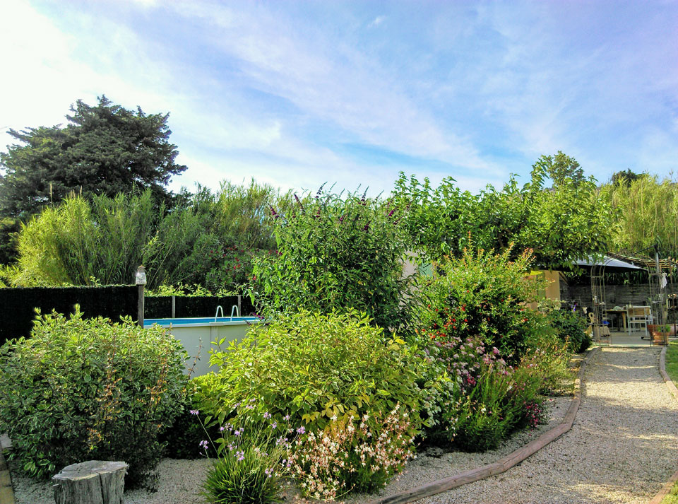 situé dans le parc régional du Luberon à Mérindol sud Vaucluse grand terrain avec piscine ombrage et fleuri chez babette proche de Lourmarin
